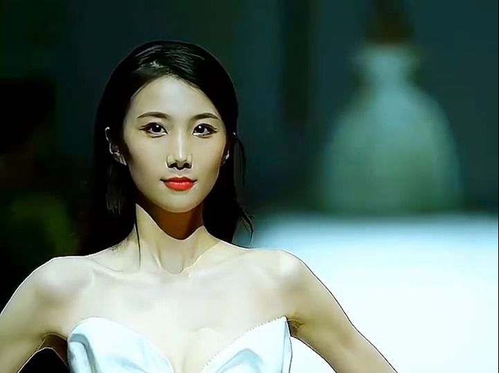 2022春夏深圳时装周模特申雪婚纱秀