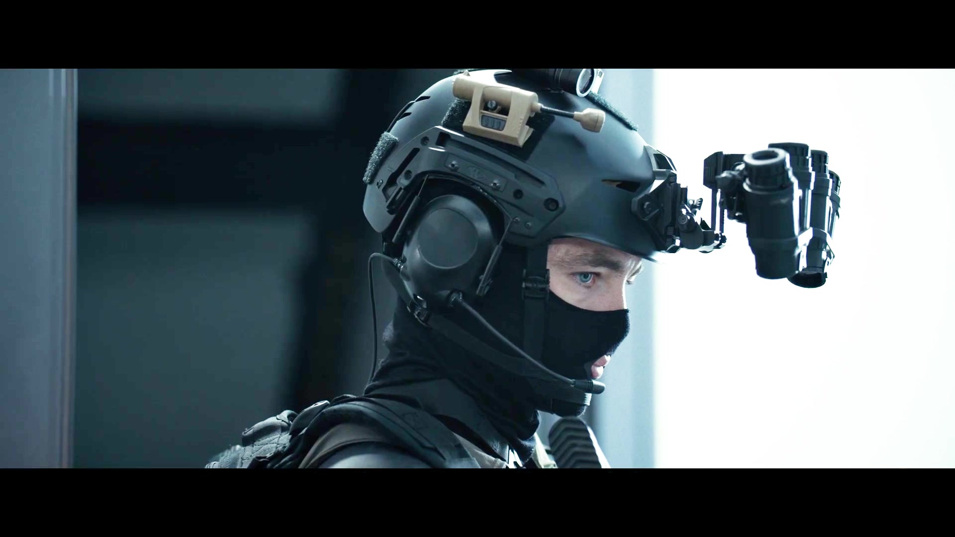 【剪辑】蒙面匪徒闯入工厂