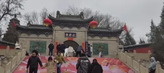 Video herunterladen: 太原永祚寺门票20元，双子塔免费登，有十三层，我们只登了五层就下来了，过道太窄，只有一条上塔路。