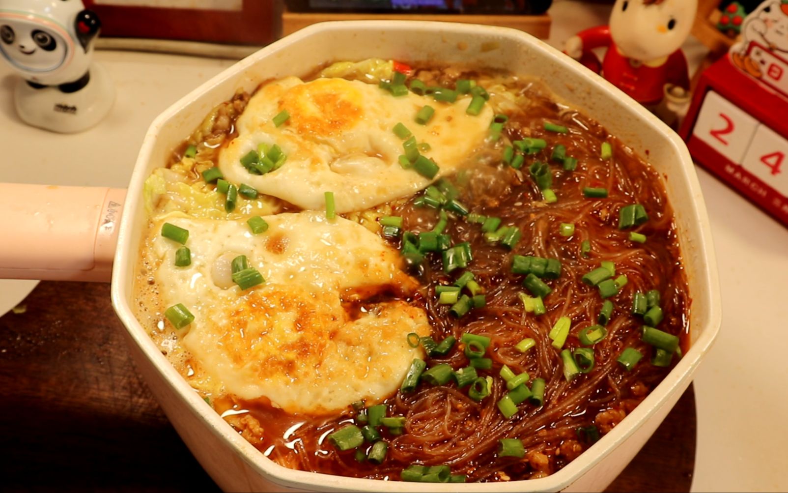 荷包蛋肉末粉丝煲,超入味,一口就爱上!