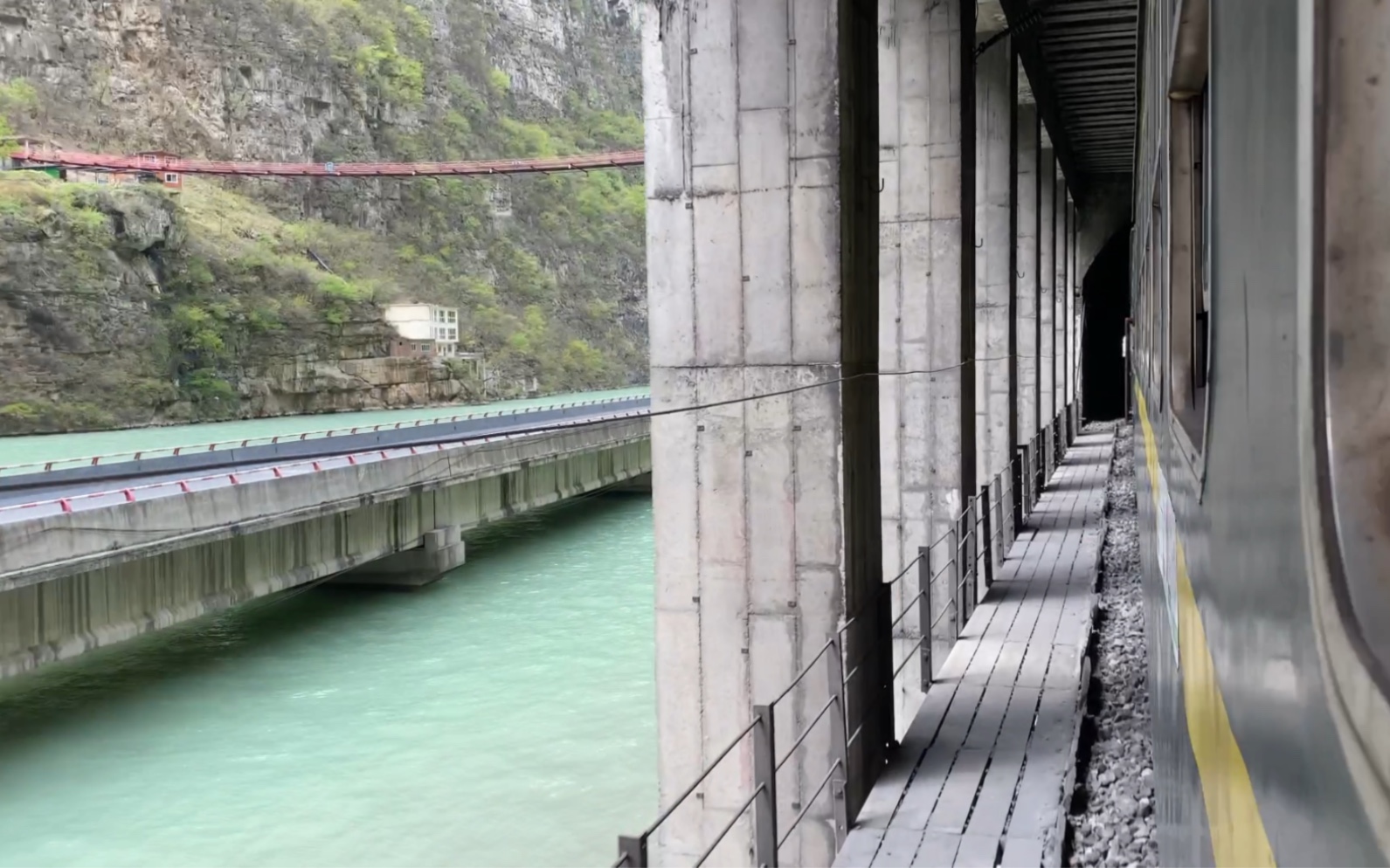 【成昆铁路】5619次列车关村坝隧道出洞进站