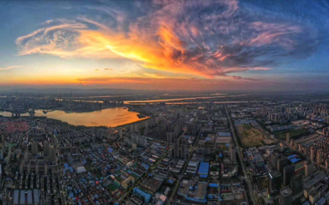 [图]南昌上空惊现玄鸟追日奇观，一晃高考二十年，祝各地高考学子金榜题名。