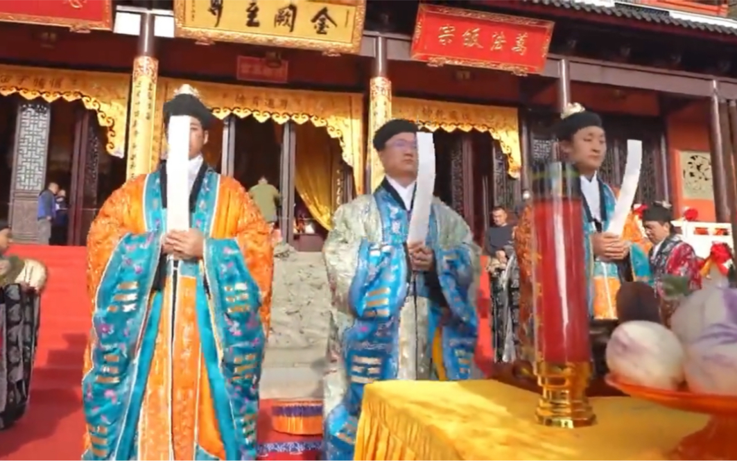 荡秽,为玉皇殿神像开光,扬幡,挂榜,祀灶等科仪,首日法会庄严,道场圆满