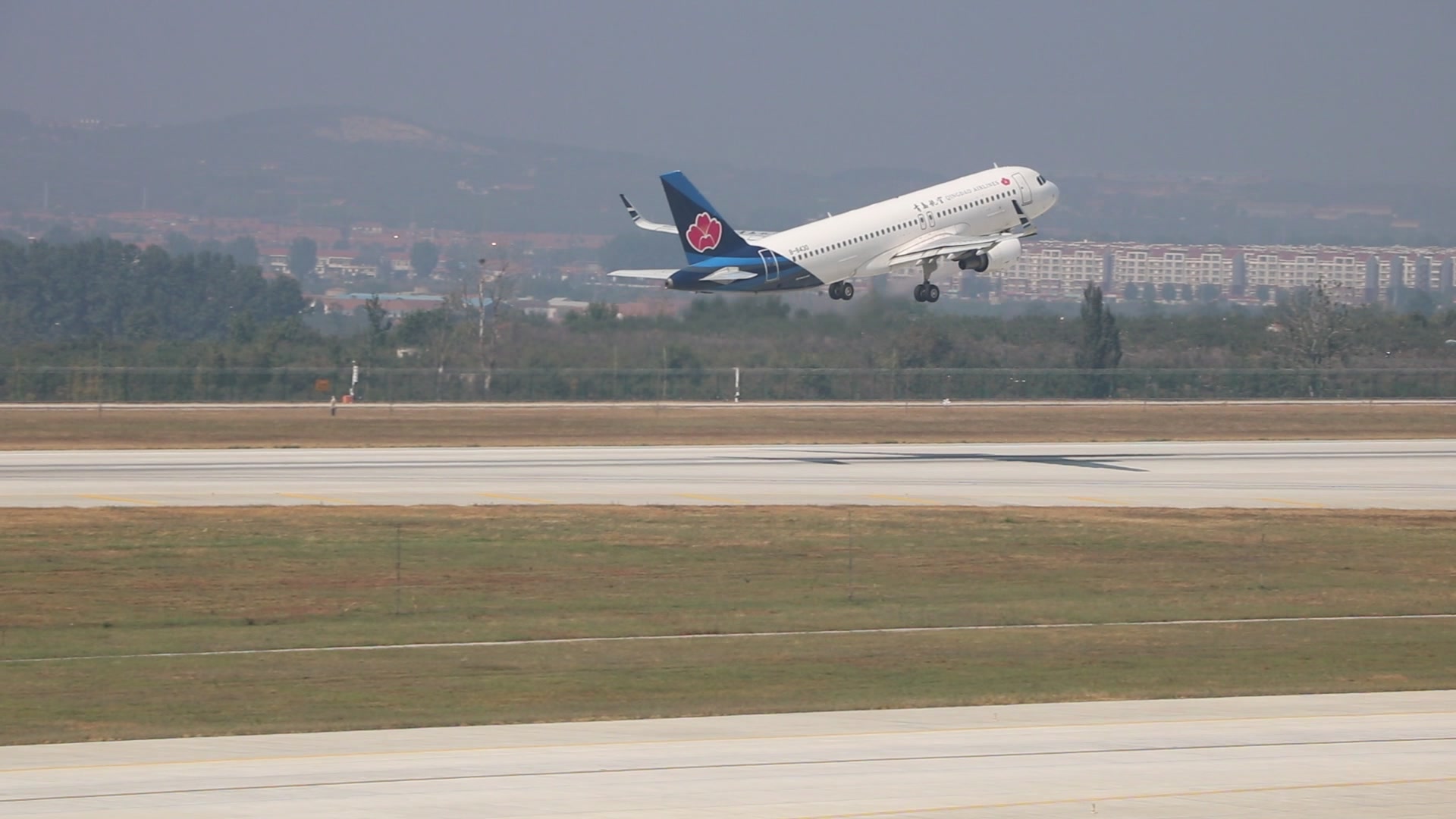 【航空】青岛航空A320烟台机场起飞哔哩哔哩bilibili