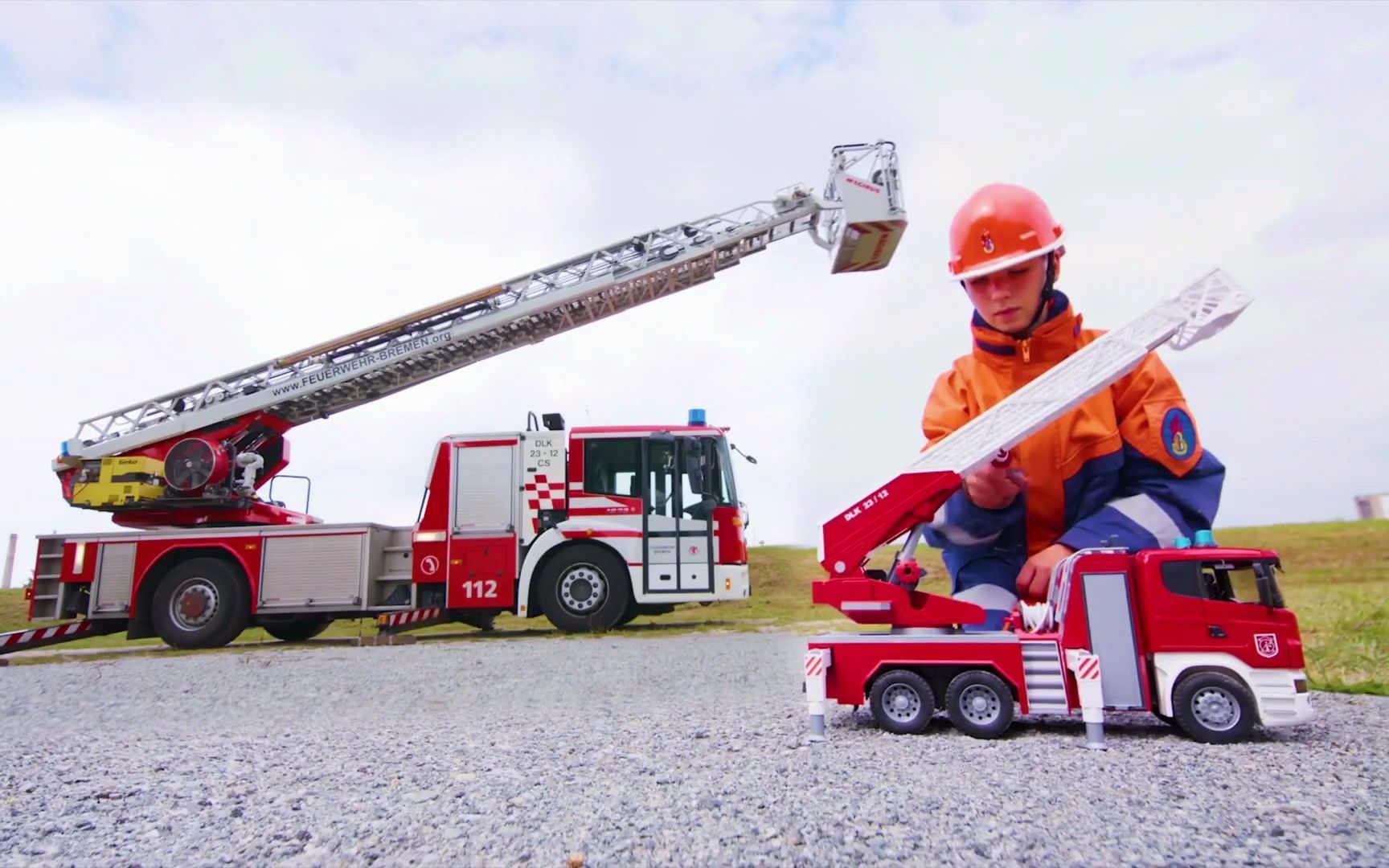 草地上升起浓烟和大火,快打电话给消防队,消防车赶来灭火啦!