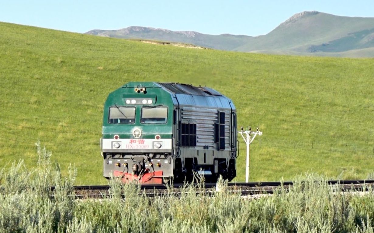 锡乌铁路hxn3单机在草原深处小站的会车