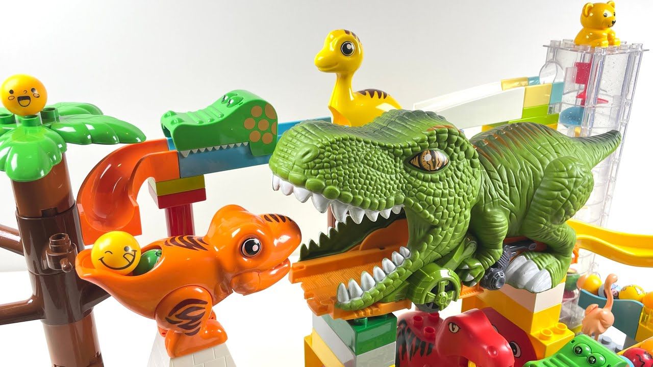 绿色的霸王龙,腕龙,三角龙和小熊在积木轨道集合