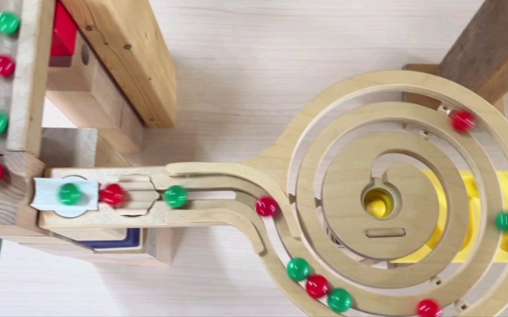 儿童喜欢的实木滚珠轨道弹珠滑梯旋转玩具积木#玩具视频#小朋友的世界