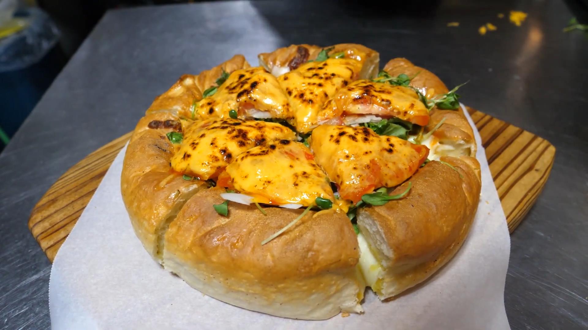 巨型芝士汉堡披萨,超级深盘满满馅料,浓香四溢,馋不馋_哔哩哔哩 (゜