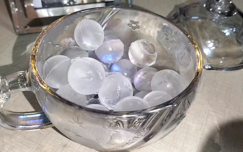 圆冰,球冰,虽然大个的圆冰不好咬,可是喜欢口感