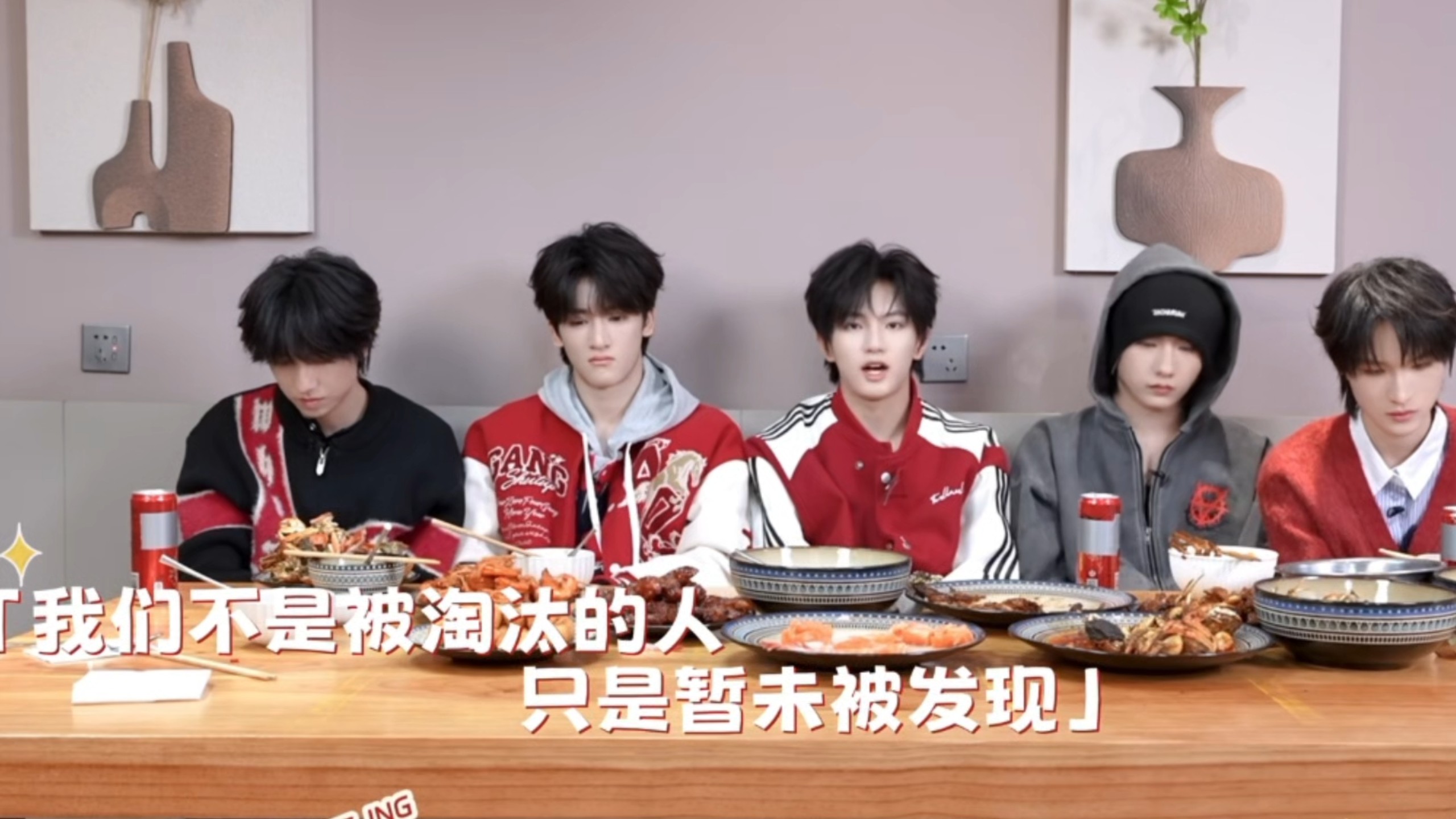“我们不是被淘汰的人只是暂未被发现”“不再是镶边而是属于自己的主角”“但求一刻你能倾听我” 我们厂牌宝宝们从来都不是什么小透明在我心里你们都是中心点