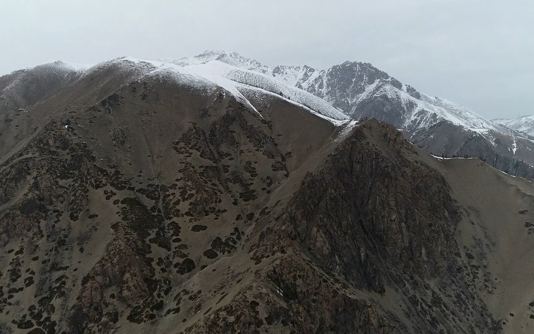 [图]航拍诗画哈密：天山海拔2800米处的风景 山顶负雪 雪岭云杉