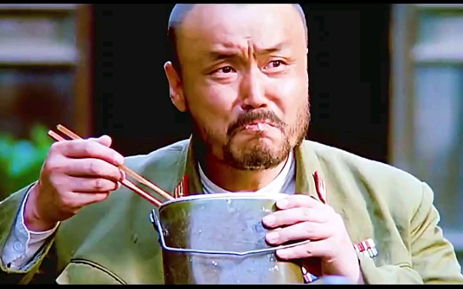 举起手来的吃猪食的场面还有人记得吗