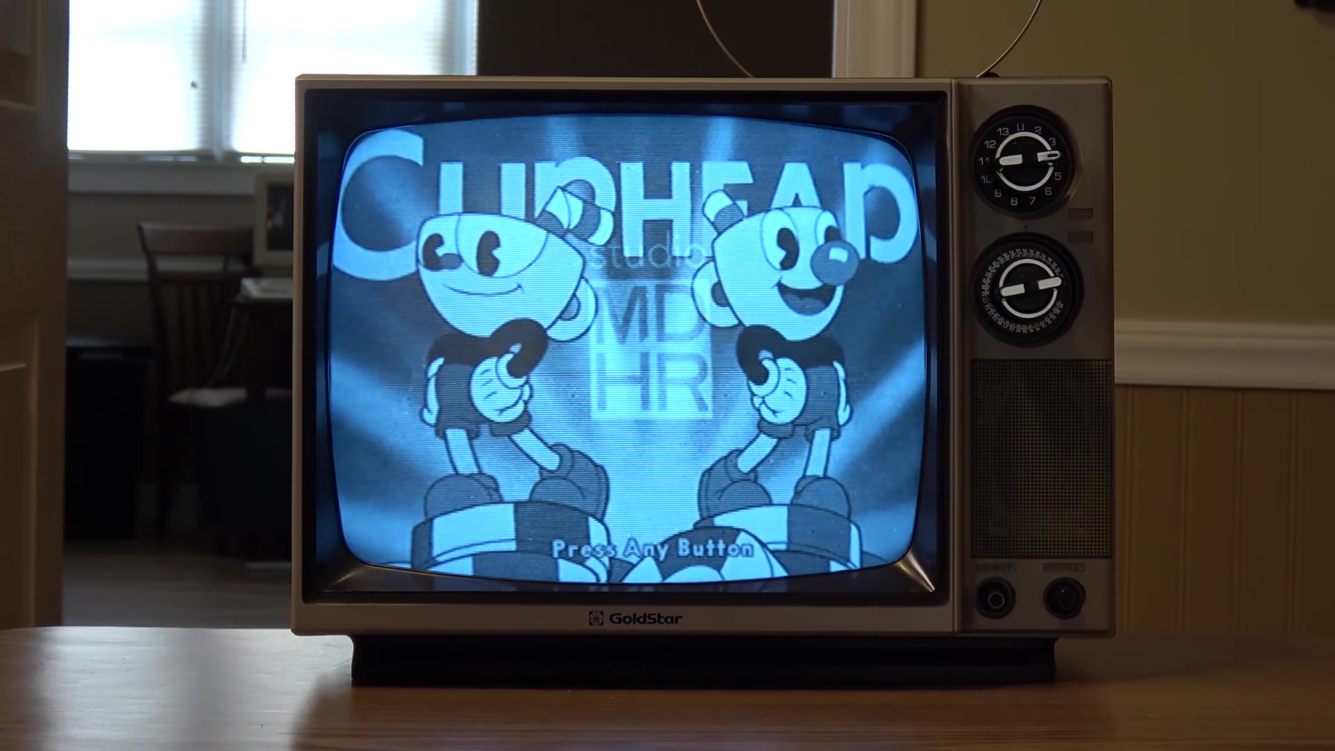 在阴极射线管黑白电视玩茶杯头