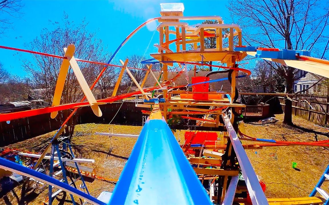 风火轮水上乐园跑道有瀑布和滑水道