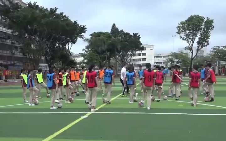 [图]【有完整视频】2科学版小学体育与健康六年级《足球游戏：足球射门游戏》广东省部级优课教学视频