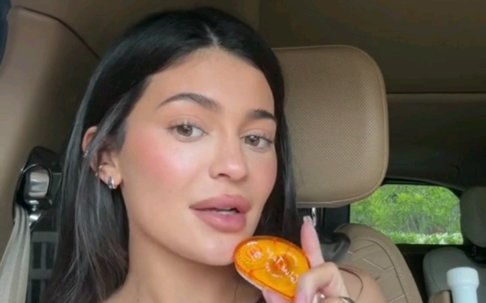 kylie Jenner最新tiktok更新四则 有一个翻包第一条没下载 还有豆豆的快拍 美神哔哩哔哩bilibili