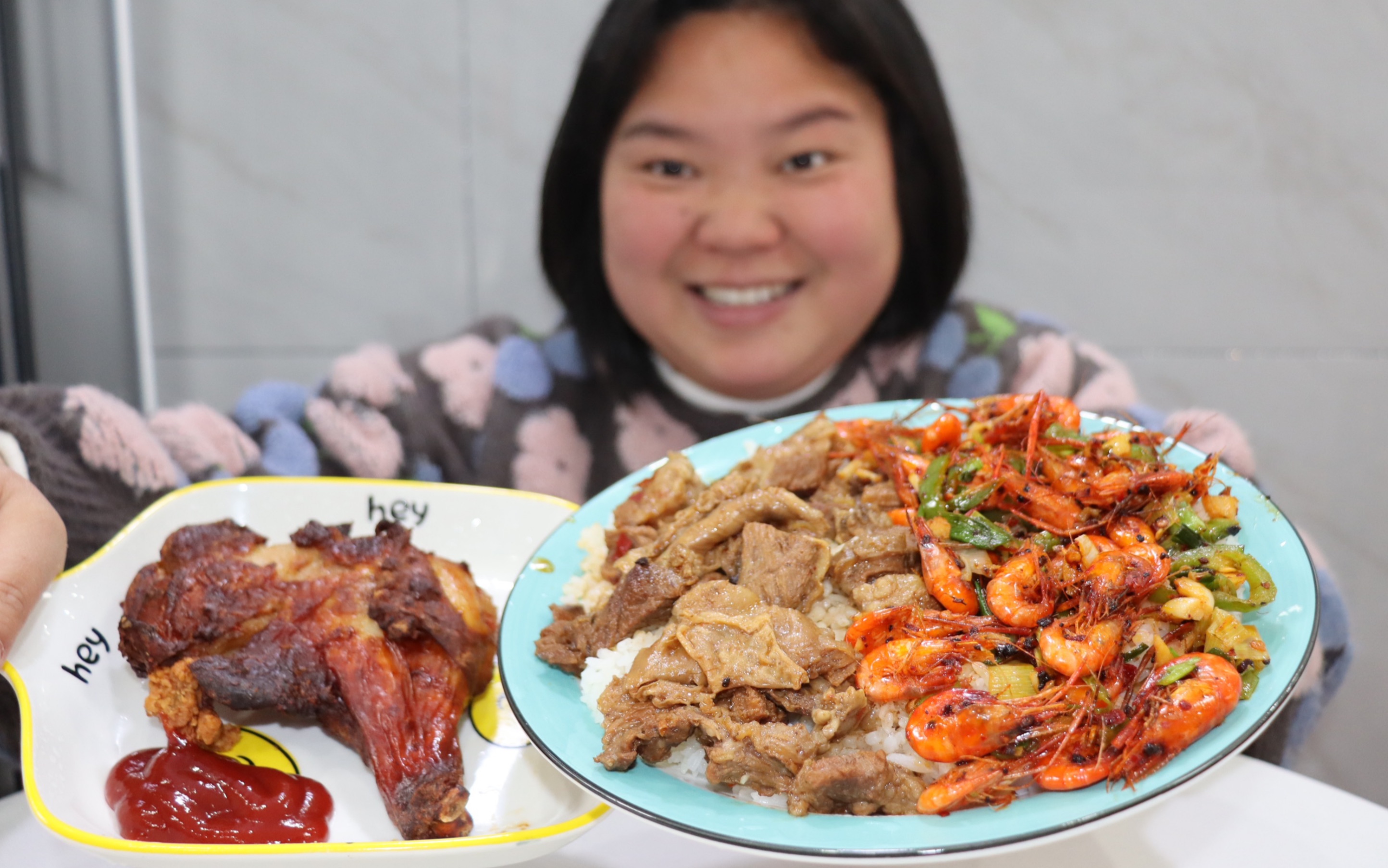 红烧牛肉牛腩和油爆虾米双拼盖饭,再烤个鸡腿,简单的一餐哔哩哔哩bilibili