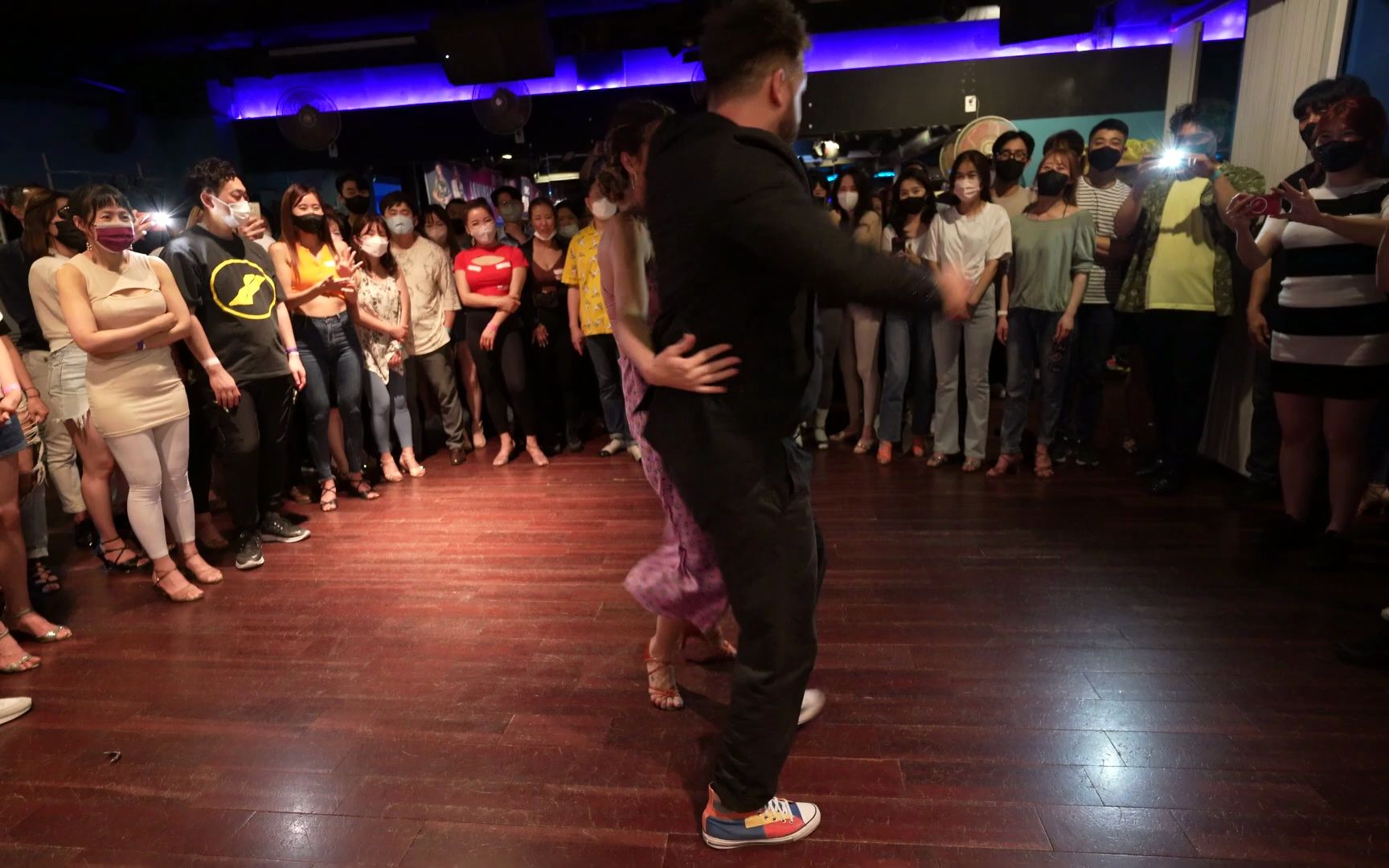 韩国街头舞蹈 拉丁舞 bachata 是一种性感,亲密,非常有趣的