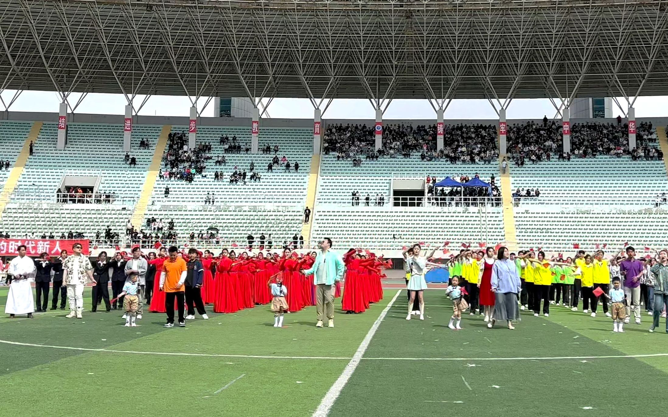 [图]内蒙古民族大学运动会闭幕式表演