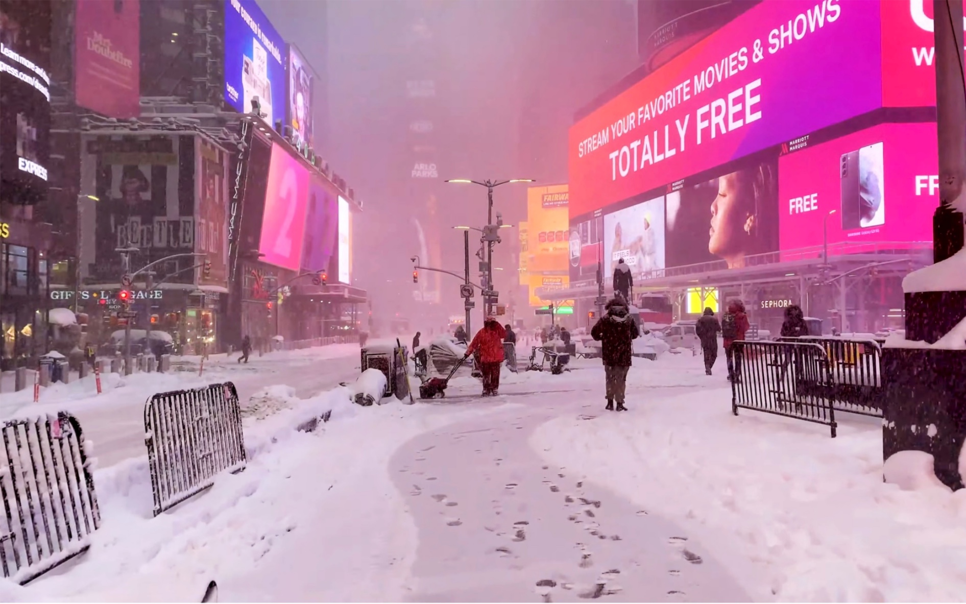 [图]暴雪中的纽约，全境封锁场景再现，赛博朋克味十足