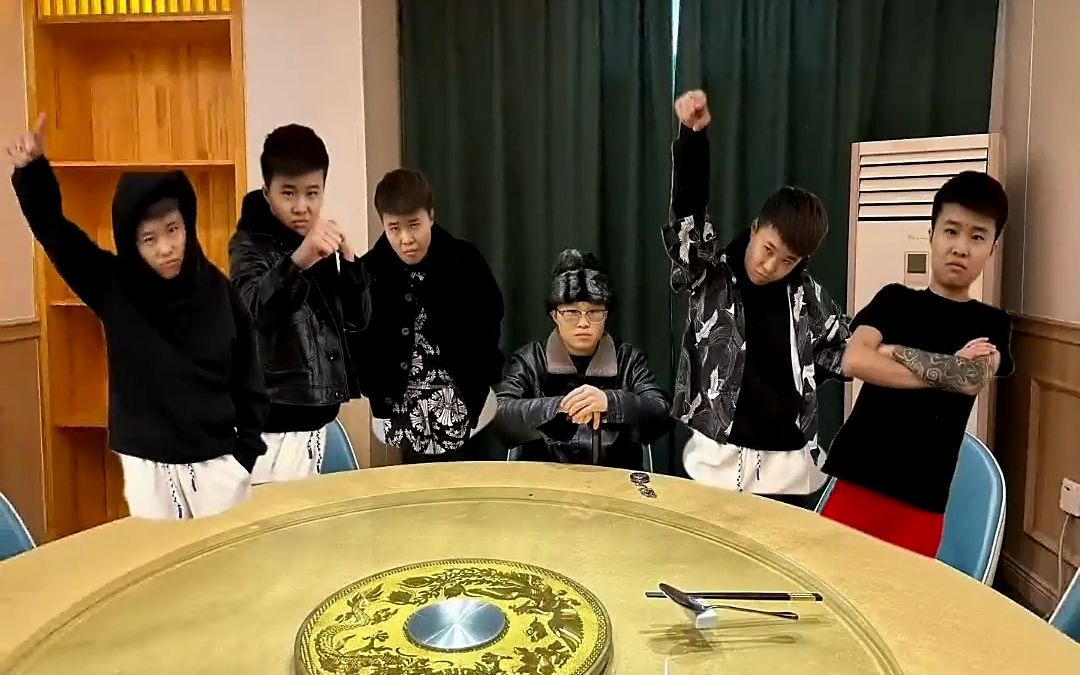 精神小伙参加生日聚会