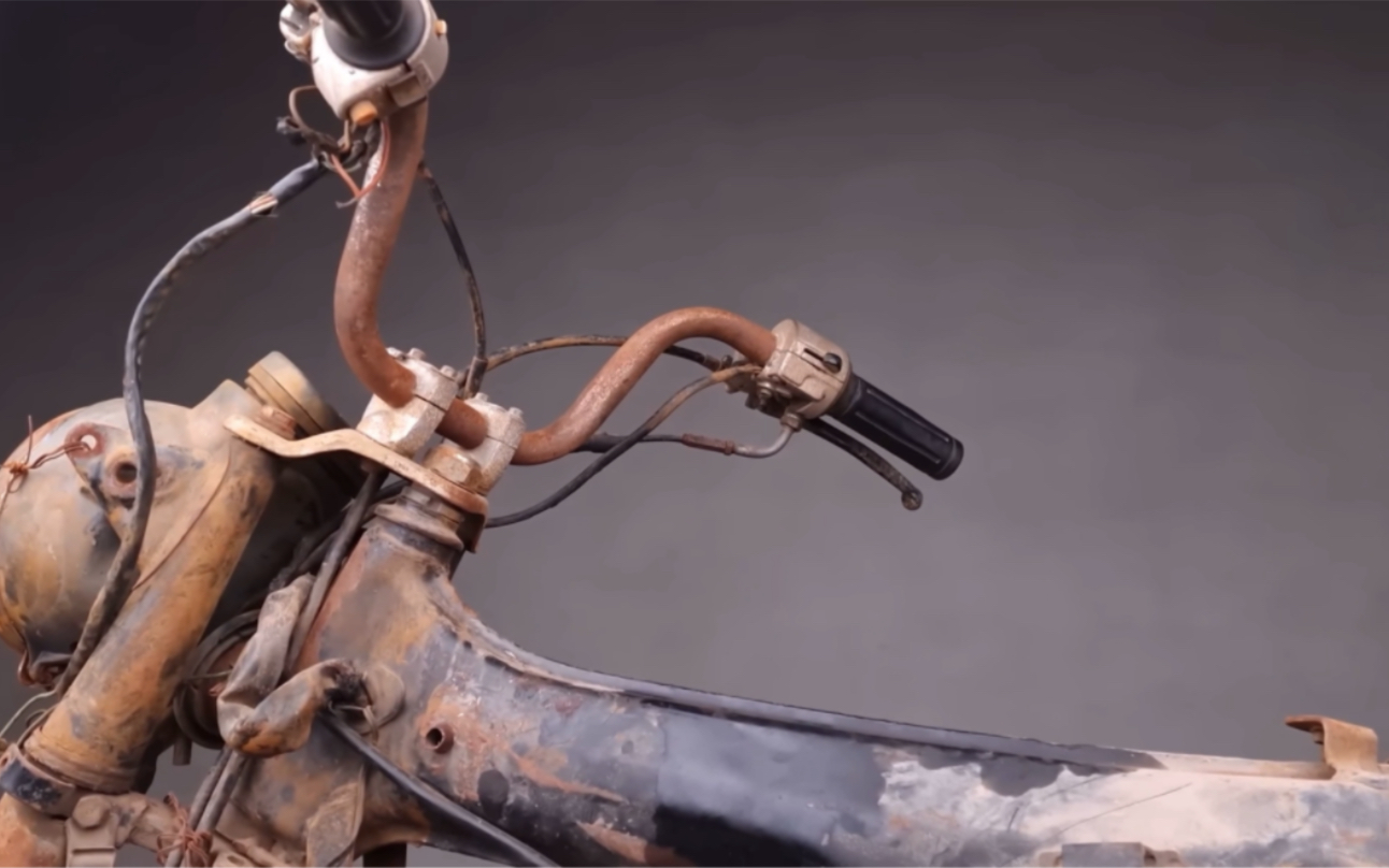 国外小哥在路上捡到一辆破摩托车