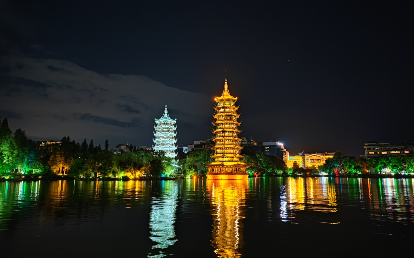 夜晚的日月双塔