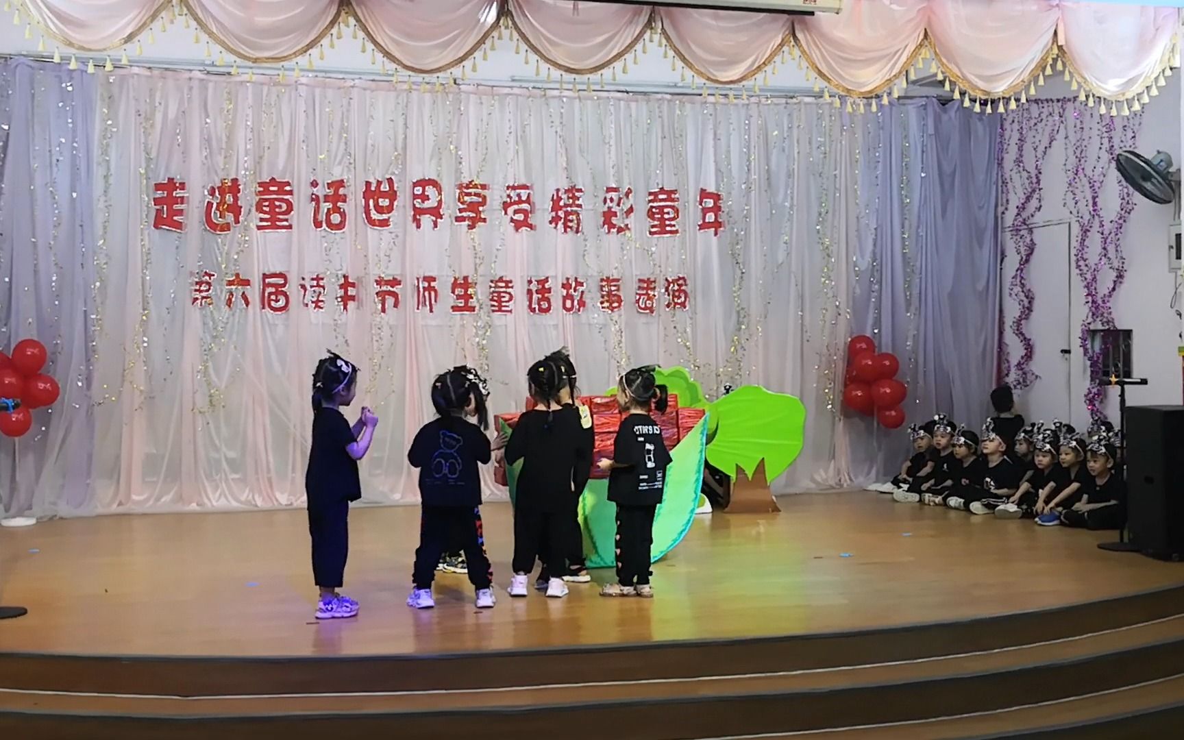 [图]育才幼儿园 小（3）班 蚂蚁搬西瓜表演