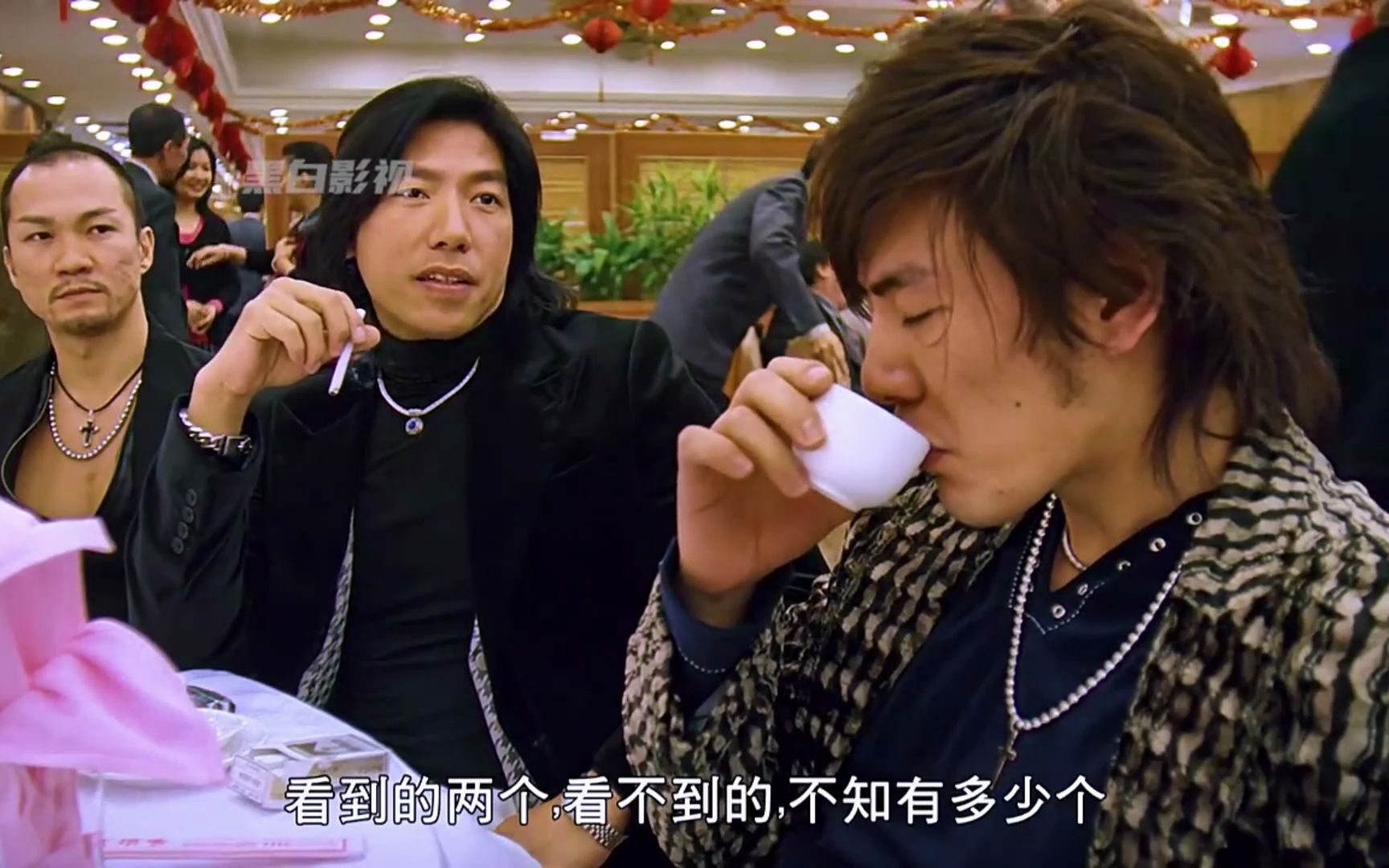 一口气看完《黑白战场》,跟着龟哥混,一天挨三顿