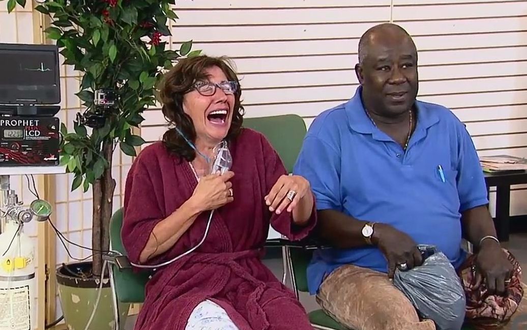 病人看打地鼠的游戏结果兴奋的笑晕过去路人一脸的惊慌失措