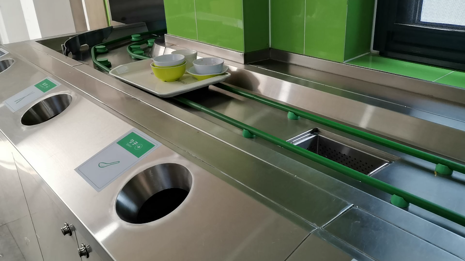 清华某食堂的餐具回收装置