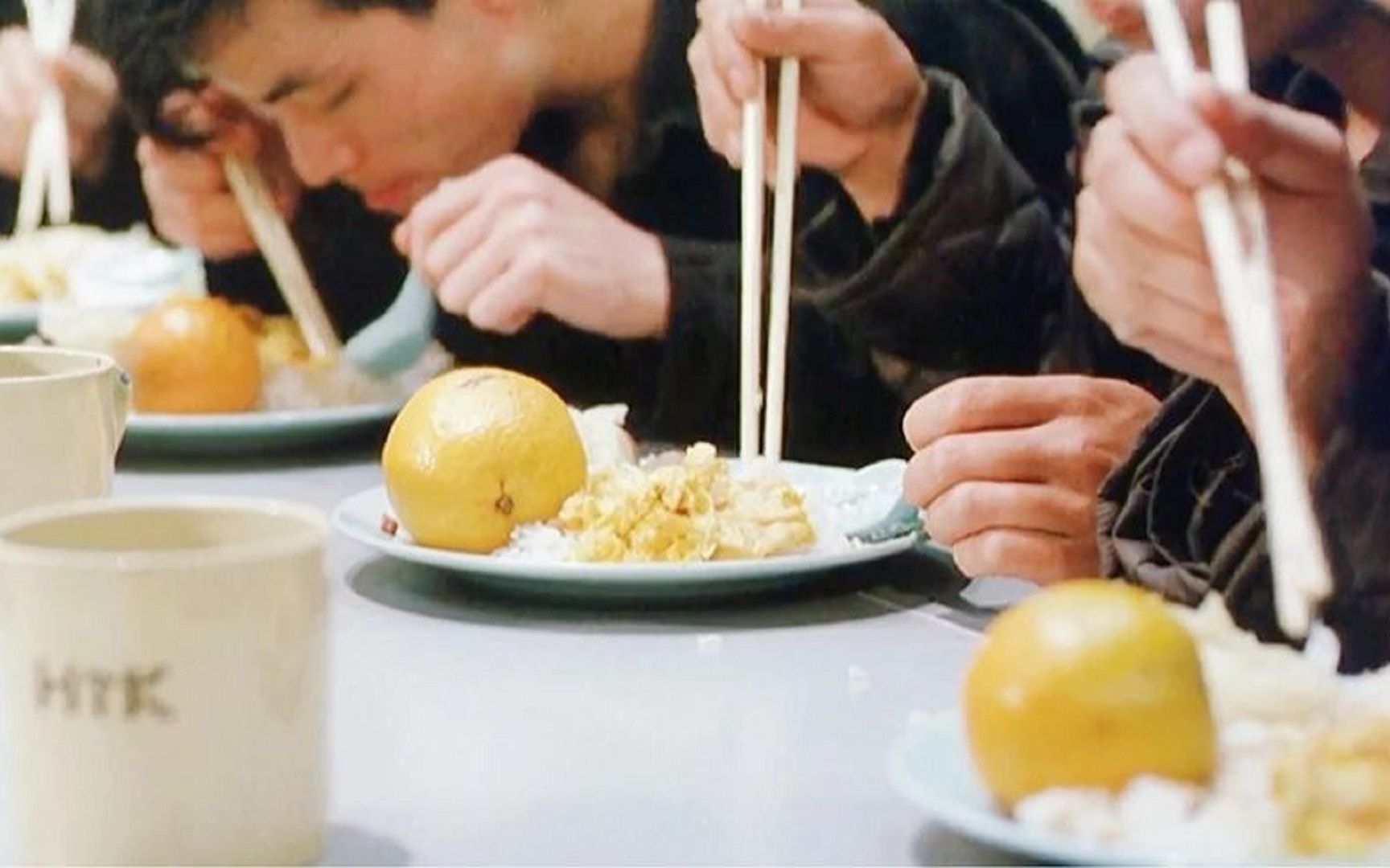 活动  香港监狱吃戏场面,标配碟头饭,一颗橙子,吴镇宇,林雪吃的贼香