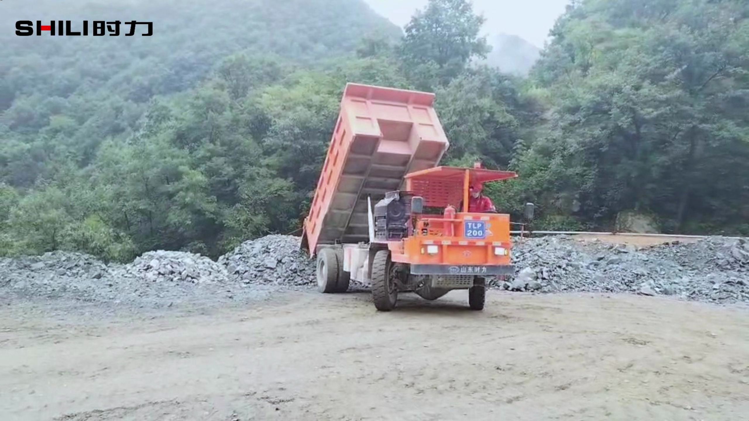 山东时力15吨矿用自卸车,能够一次性将大量矿石或矿渣运输至指定地点