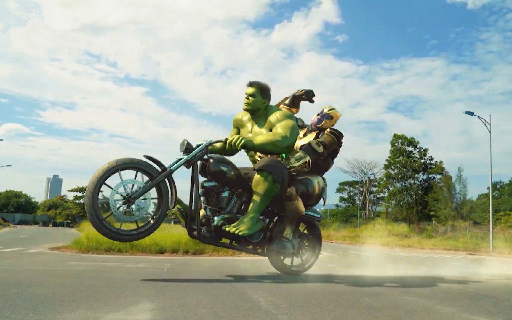 绿巨人带着灭霸公路飙车,竟被美女用双截棍打翻在地,搞笑短片