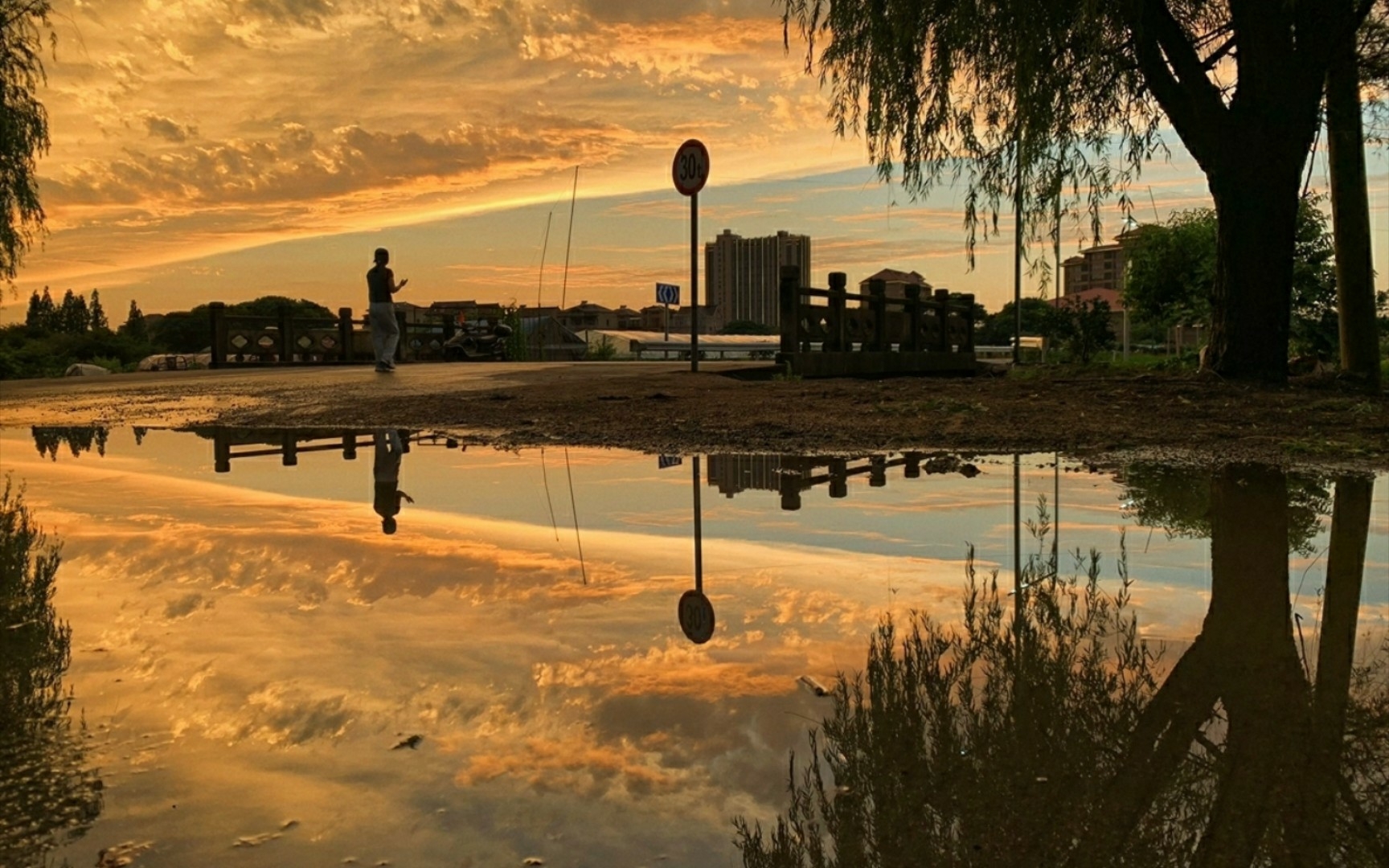 [图]小情歌这句“大雨让这座城市颠倒”，初听认为不可能，后来才发现，在我们生活中处处皆是