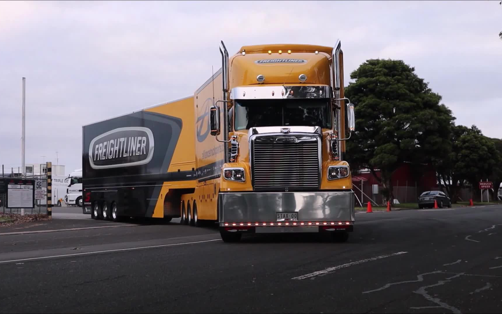 桑当赛道超级跑车运输车的高峰时间