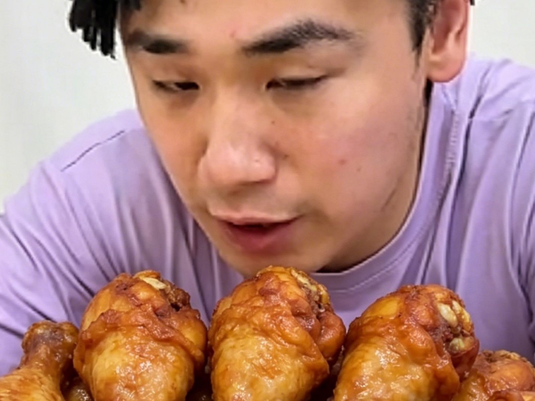 鹰眼这老大鸡腿 馋迷糊了