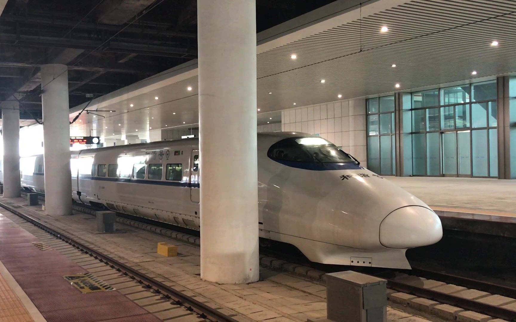 成贵客专 c6026次城际动车组列车驶出贵阳北站