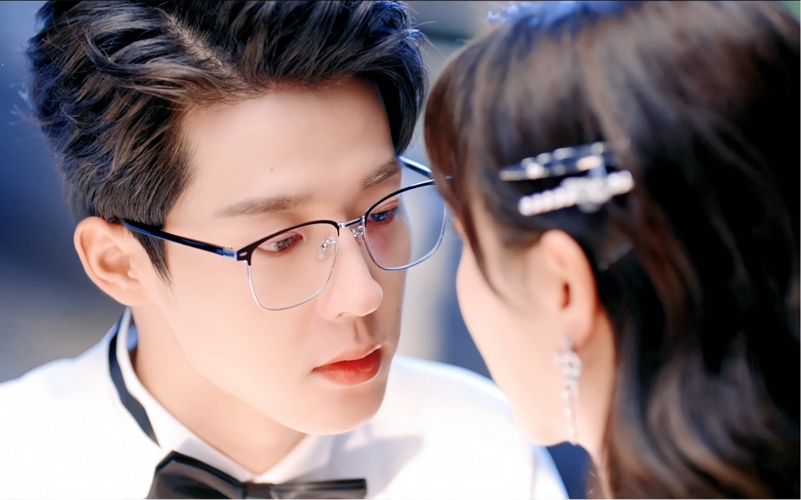 侧身摘下眼镜接吻那段真的是又苏又欲!