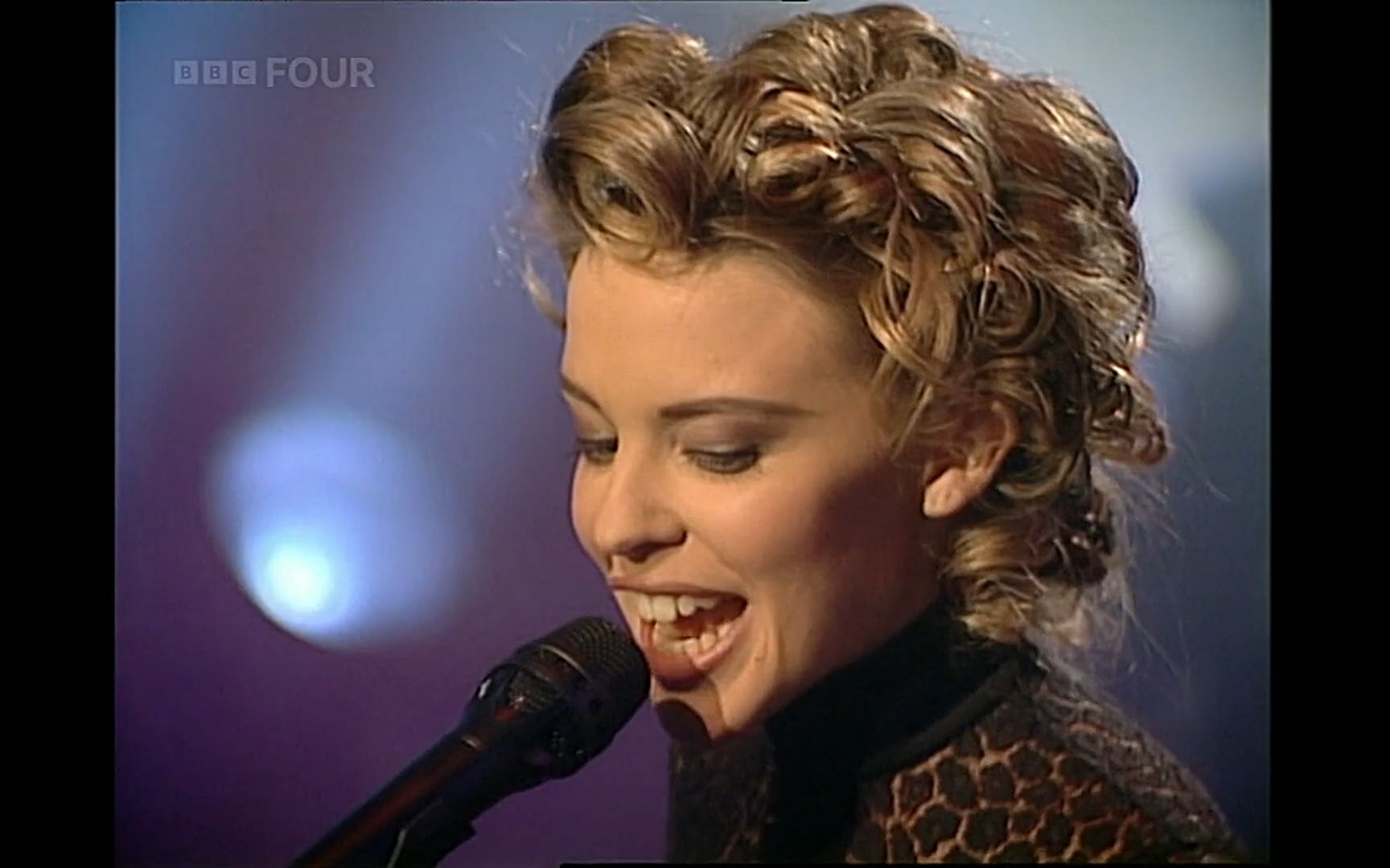 [图]【美莉真唱】Kylie Minogue - Give Me Just A little More Time (Live 1992 TOTP)