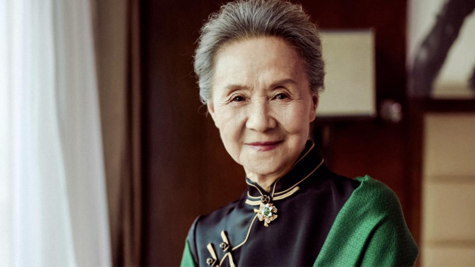 84岁吴彦姝展示三步上篮,一字马也不在话下,优雅治愈的老戏骨