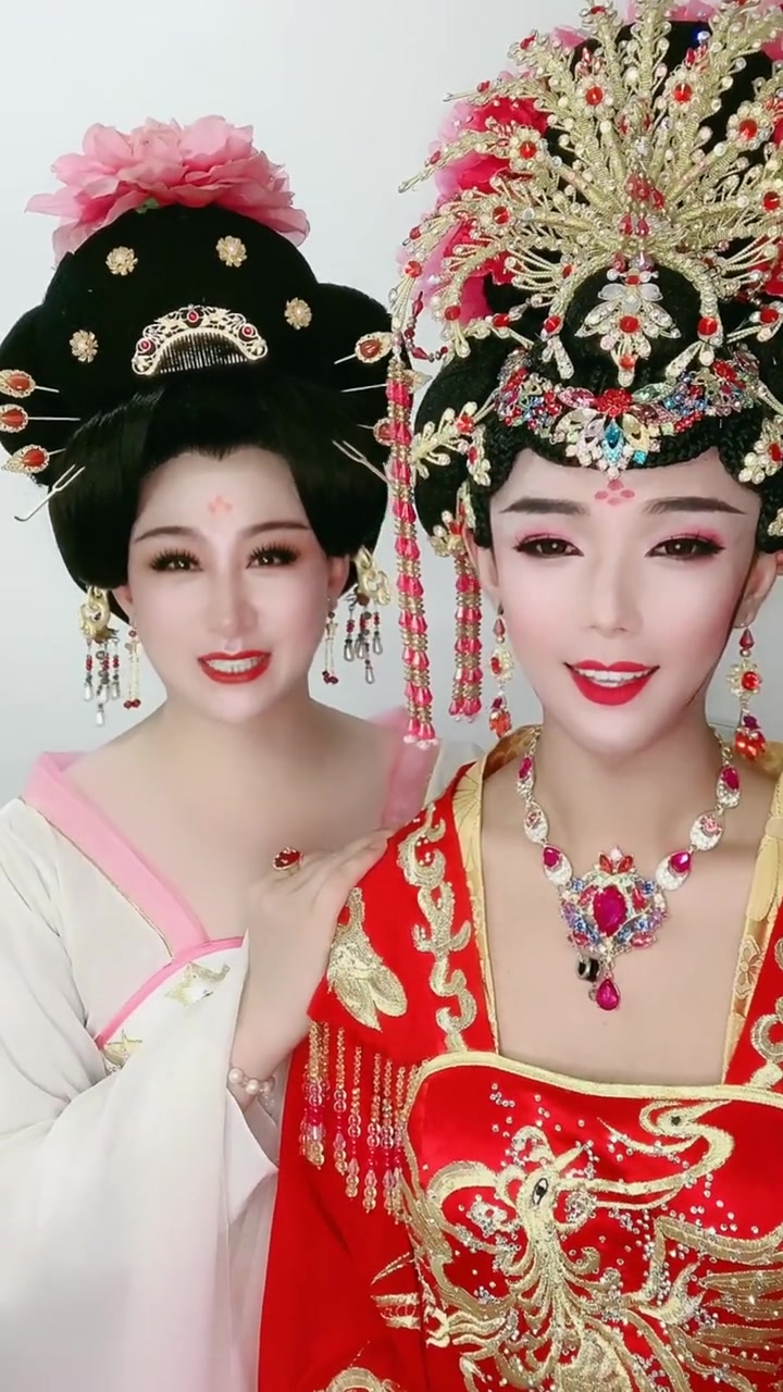 本是男儿身,反串俏佳人