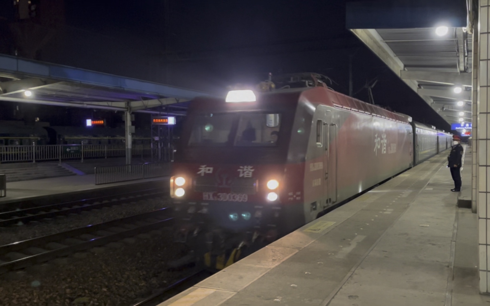 客车k967,许昌站三站台停车