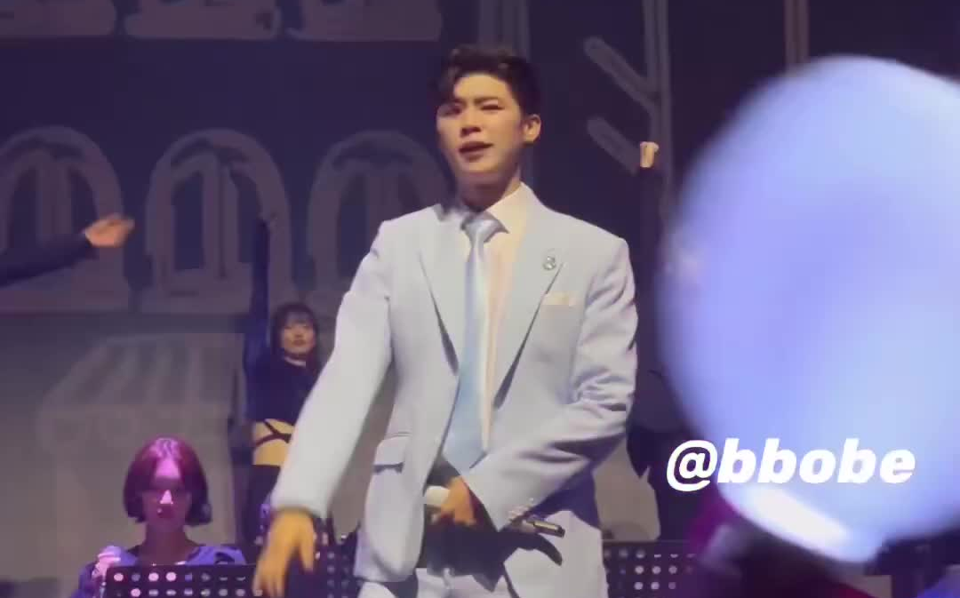 韩国trot歌手朴知贤 在爱里复活得不醒不醒啦.(演唱会现场版)