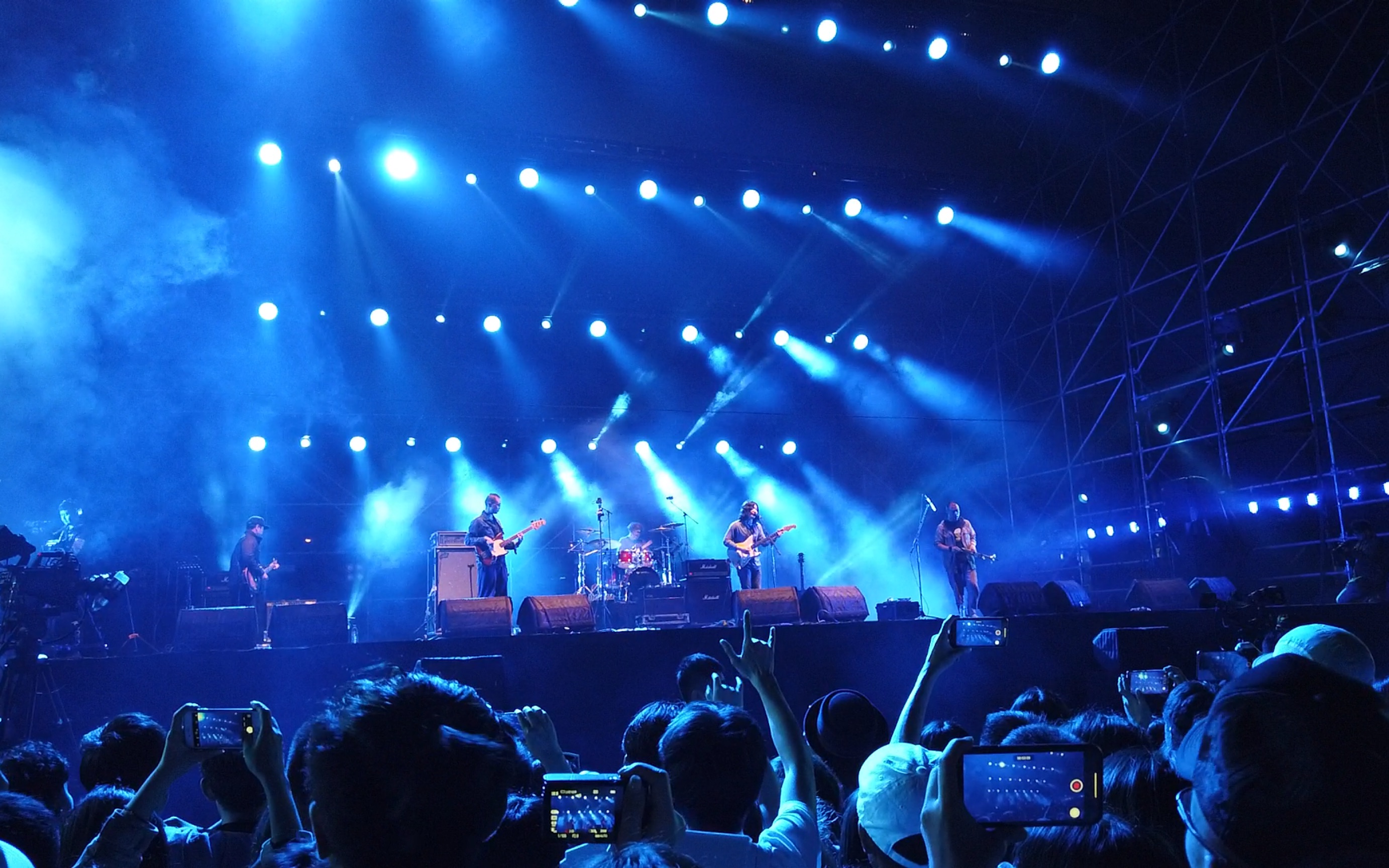 万能青年旅店2019草莓十万嬉皮现场示爱的小情侣