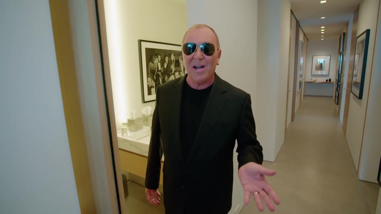 时尚设计师michaelkors的衣柜只有两种颜色