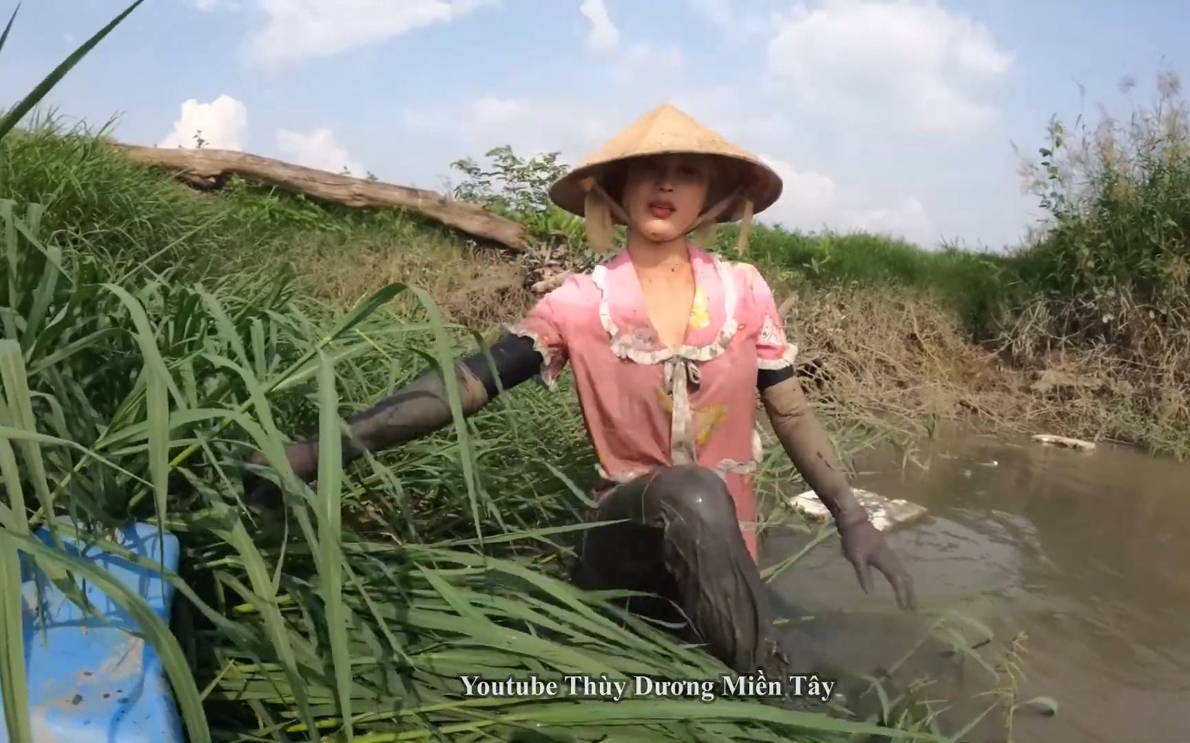 [图]黎妹在野河里面抓鱼，原始的技术女孩就是徒手抓鱼，户外打野