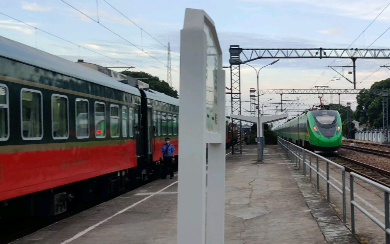 铁路随拍全速通过垃圾桶d718杭州北京晚点通过嘉善站正线