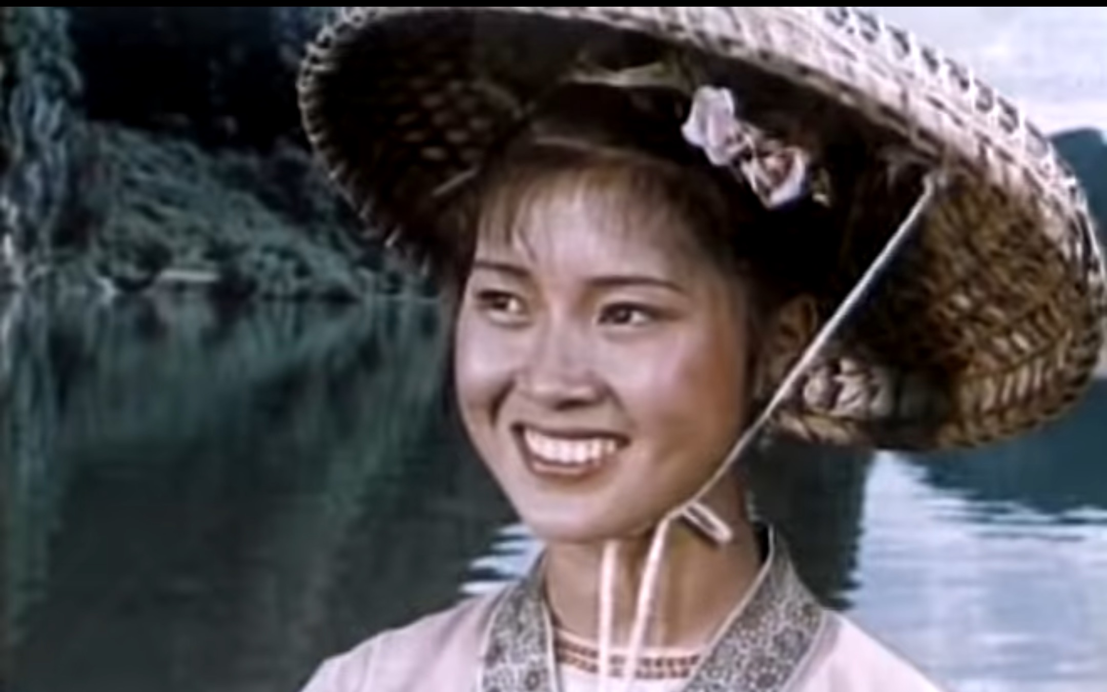 《刘三姐》插曲《山顶有花山脚香》经典好听,当年的黄婉秋真美